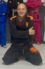 Igor Starikoff Naganuma, diretor do Projeto Social Pequeno Samurai, com quimono preto